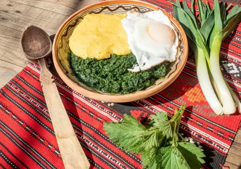 Reţetă de mâncare de urzici cu mălai