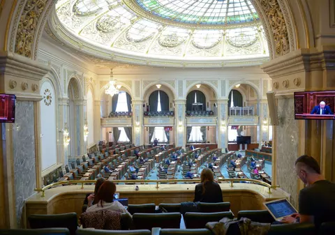 Curg angajările și mutările politice la Senat. Câți oameni noi au apărut în schema de personal de la debutul procesului de reorganizare