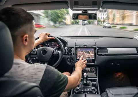 Tot mai mulți șoferi se plâng că tehnologia din mașinile lor începe să-i înnebunească