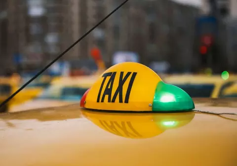 O taximetristă din Oradea, păcălită de un fals polițist cu care se mutase, i-a dat 40.000 de lei
