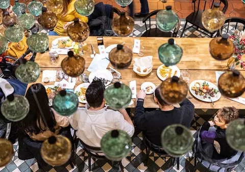 Cum influențează TikTok și Instagram sumele cheltuite de Generația Z și Millennials când ies în oraș: „Au redefinit așteptările”