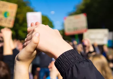 Dacă Trump ți-a distrus lumea ta de prieteni, organizează în regim de urgență un summit al prieteniei!