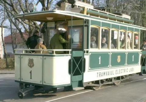 Tramvaiul-cafenea din Iași și Tramvaiul de epocă pot fi acum închiriate. Cât costă o plimbare de o oră
