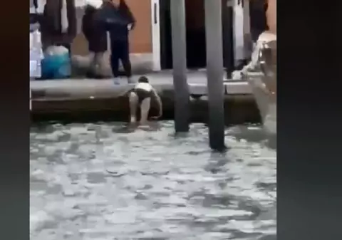 Ce amendă a primit o turistă care a făcut baie topless în Marele Canal din Veneția | VIDEO