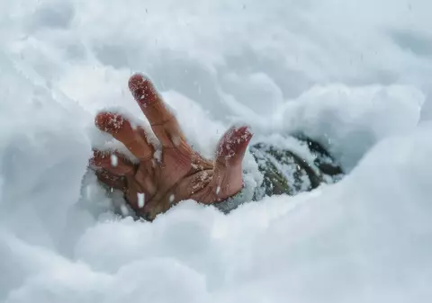 Un turist a fost salvat în Norvegia după ce a fost prins timp de 7 ore sub un strat de 1,5 metri de zăpadă: „A fost foarte surprinzător că era încă în viață”