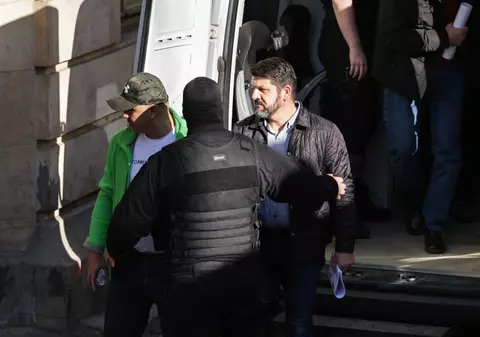 Primele imagini cu cei 6 bărbați din Comandamentul Vlad Țepeș acuzați de trădare. Doi dintre ei au fost arestați preventiv