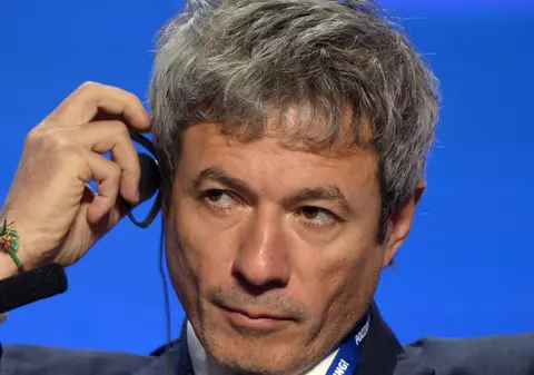 Unul dintre oligarhii care au participat la întâlnirea cu Vladimir Putin din ziua invadării Ucrainei a fost prezentat încătușat, într-o cușcă de sticlă