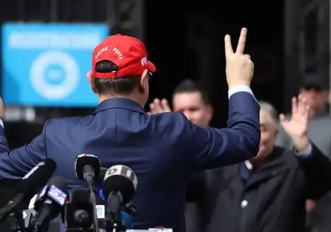 Victor Ponta a fost exclus din PSD după ce și-a depus candidatura la alegerile prezidențiale. Cine e singurul care a votat pentru Ponta