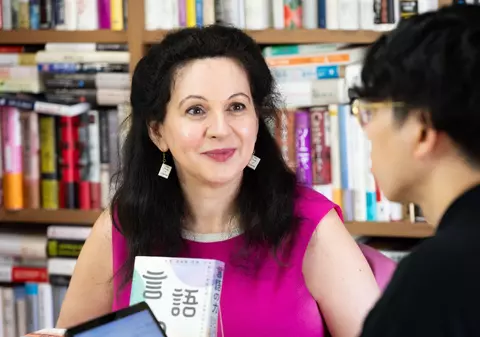 Limbile străine ne remodelează creierul și ne influențează modul în care percepem realitatea. Interviu cu Viorica Marian, expertă în psiholingvistică