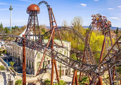 Cât costă să te dai în cea mai tare atracție de la Europa Park, Germania: Voltron, cel mai lung roller-coaster cu lansare multiplă