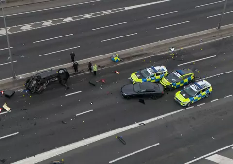 Cinci mașini de poliție distruse și șapte polițiști răniți în urmărirea unui bărbat teribilist. Dar tânărul nu s-a oprit aici