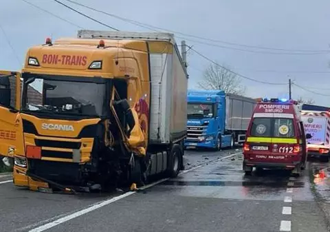 Trafic oprit pe DN1 în Bihor, după un impact puternic între un TIR și o mașină. Rezervorul camionului a fost spart