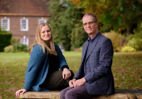 Antony Penrose, fiul celebrei fotografe de război Lee Miller, figură emblematică a secolului 20: „Dacă trăia azi, era în Ucraina!”. Legăturile ei cu România | INTERVIU