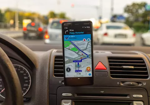 Doi tineri din Hunedoara au fost păcăliți de o aplicație GPS și au ajuns pe un drum necirculabil unde mașina lor s-a împotmolit, în munții Șureanu