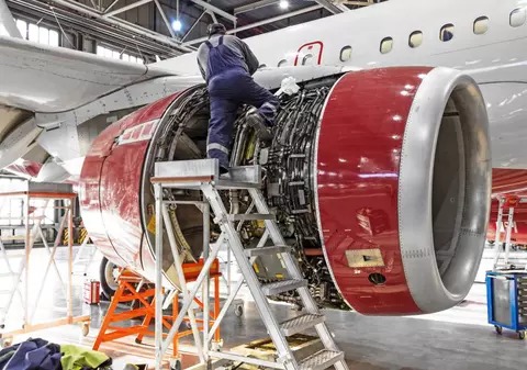 Gigantul german care produce piese pentru Airbus, Boeing și armatele lumii deschide o mare fabrică în România