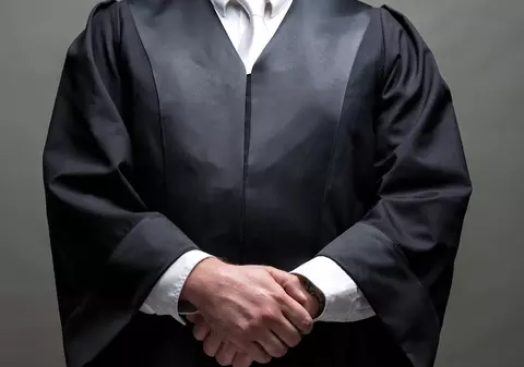 Un bărbat a pretins că este avocat timp de 11 ani: lua bani de la clienții pe care îi reprezenta în Brăila și Galați ca și cum știa ce face