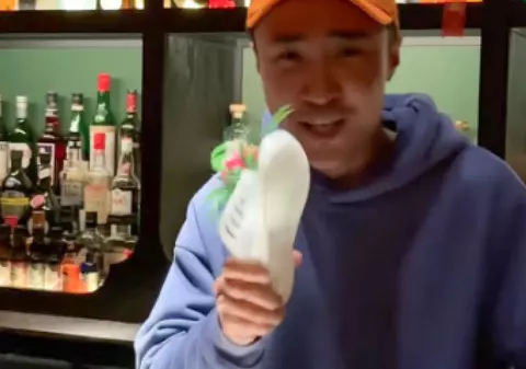 Barul în care poți să-ți plesnești „dușmanul” cu papucii, deschis în China: „Vă rog să-mi bateți șeful problematic” | VIDEO