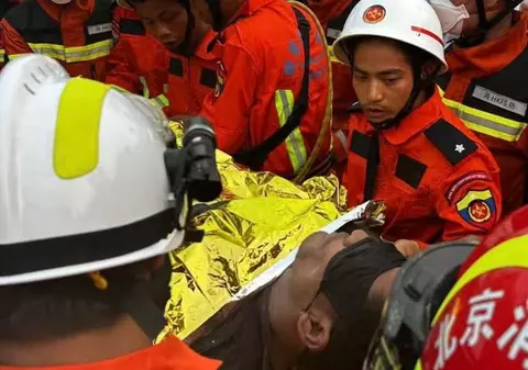 Un bărbat a fost găsit în viață, sub dărâmături, după 125 de ore de la cutremurul din Myanmar I VIDEO