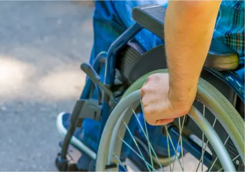 O româncă din Spania a păcălit un bărbat în scaun cu rotile că se vor căsători și a primit aproape 72.000 de euro