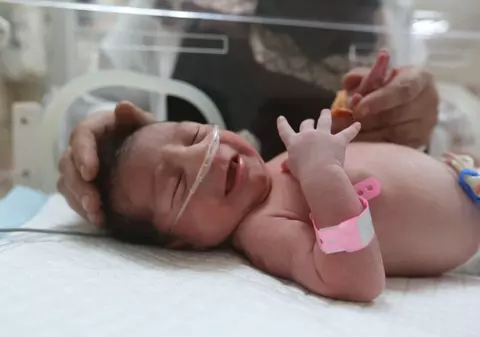 Ce s-a întâmplat în ultimele zile din viața micuței Anastasia, bebelușul mort în condiții suspecte la spitalul din Craiova: „Regret enorm că am lăsat îngerul în mâinile monștrilor”