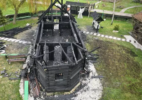 Circumstanțele incendiului care a distrus cea mai valoroasă biserică de lemn din Banat. Șeful de la Monumente: „Instalația electrică era pusă direct pe clădire”
