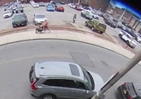 Momentul în care o bunică și nepoții ei evită la limită o explozie de canal pe o stradă din New York I VIDEO   