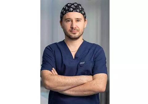 De ce pot eșua operațiile estetice. Analiza cazului Donatella Versace, explicată de chirurgul plastician dr. Valentin Vlădoiu