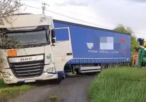 Șofer român de TIR, prins beat în Franța, după ce s-a rătăcit cu camionul și s-a blocat pe un drum de țară. Cum a încercat să se scuze