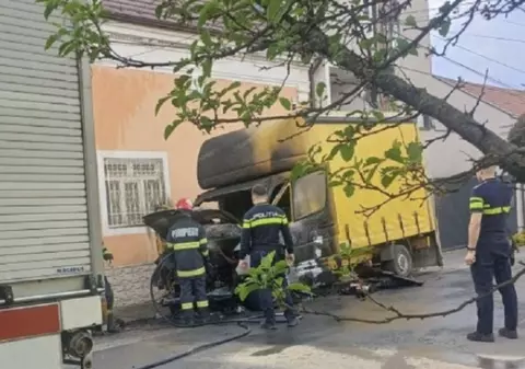 Un bărbat din Arad a incendiat o camionetă după ce s-a certat cu proprietarul acesteia, dar s-a întors la locul faptei pentru că își uitase telefonul