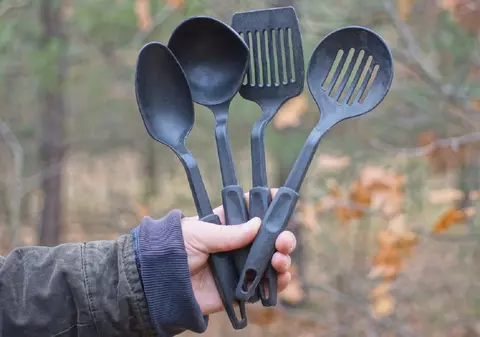 Cât de periculos este să foloseşti ustensile din plastic negru în bucătărie