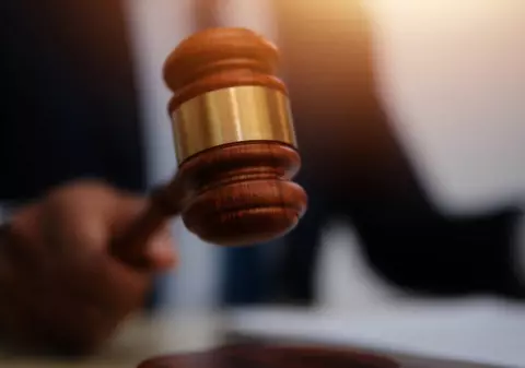 Bărbatul din Iași care a furat de la un tată cu copil primește o „lecție” de la judecători. Cum s-a întors apelul împotriva lui?