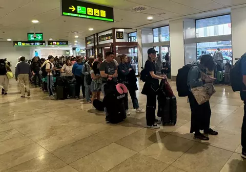 Situație disperată din cauza crizei locuințelor în Spania: sute de oameni au ajuns să doarmă în aeroportul din Madrid