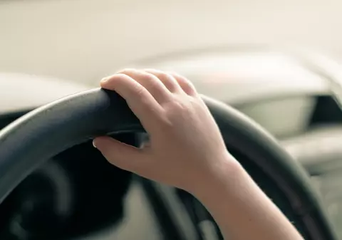 Un bărbat din Bistrița și-a lăsat fiul de 10 ani să conducă mașina, iar copilul a fugit de Poliție