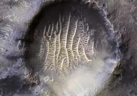 O gaură misterioasă de pe Marte, dezvăluită de NASA, reaprinde teoria conspirațiilor