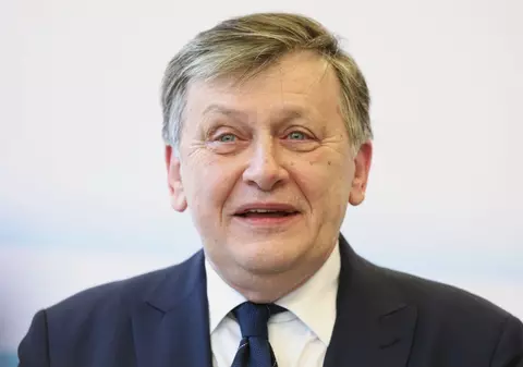 Crin Antonescu anunță că va face publică declarația despre un prieten pe care a dat-o la Securitate, în 1988