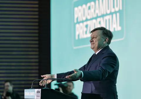 Ce nu s-a văzut la TV la lansarea programului lui Antonescu: oboseală, discursuri anoste și glumițe despre „Crin somnorosul” REPORTAJ