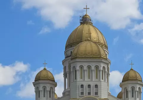 Crucea de 7 tone de pe turla mare a Catedralei Naționale a fost montată astăzi