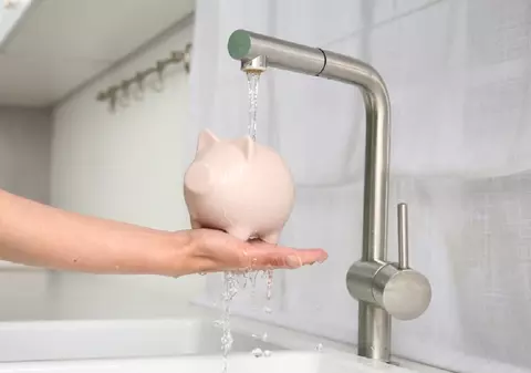 Cum să scazi consumul de apă la jumătate în baie și în bucătărie