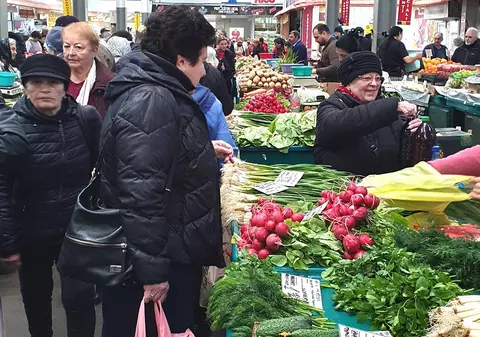 E agitație mare în piețe, luate cu asalt înainte de Paște. Cât costă ceapa și usturoiul verde, cu cât se vând roșiile și castraveții de solar