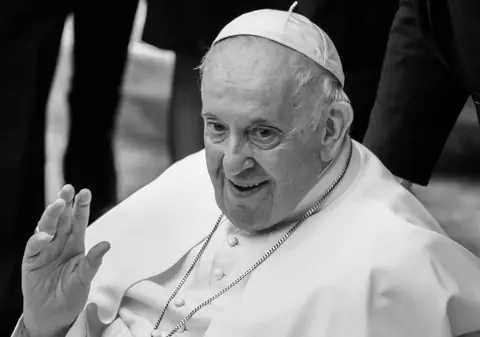 Zi de doliu național în România după moartea Papei Francisc, la 20 de ani după moartea Papei Ioan Paul al II-lea. Ce pregătește Guvernul