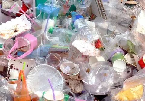 De ce deșeurile din plastic nu se degradează niciodată cu adevărat