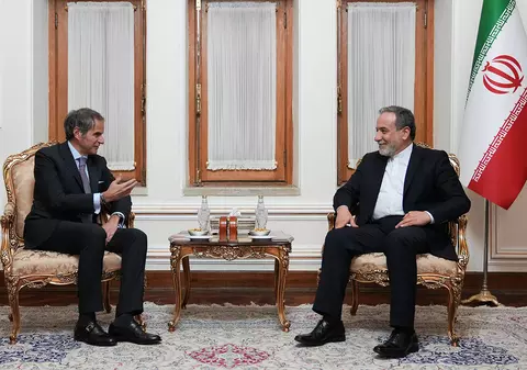 Elefantul care se leagănă pe pânza de păianjen dintre americani şi iranieni