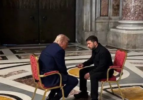 Cine a stat pe cel de-al treilea scaun la întâlnirea dintre Donald Trump și Volodimir Zelenski? Mobilierul a fost rearanjat pentru poza care a făcut înconjurul lumii