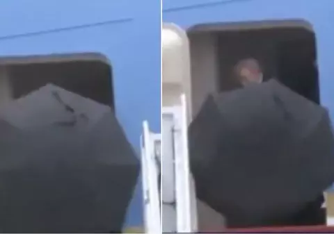 Donald Trump s-a făcut de râs când a vrut să intre cu umbrela deschisă în avion | VIDEO
