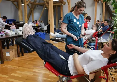 Locuitorii din București au donat sânge la un eveniment de la Primăria Capitalei. Ce beneficii primesc românii care salvează vieți