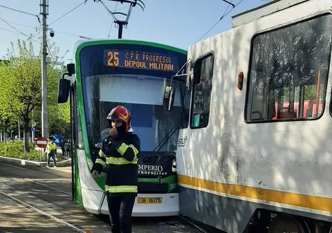 Două tramvaie s-au ciocnit frontal în București, zona Eroii Revoluției: „Cum e posibil să ajungă pe aceeași linie?”
