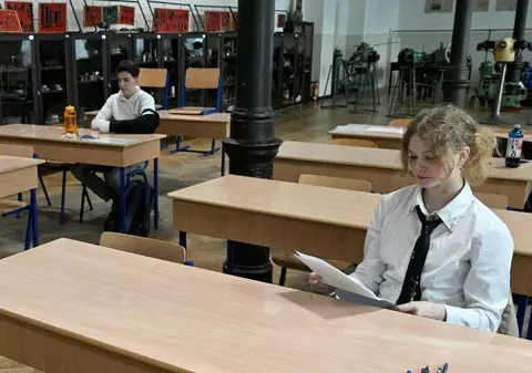 O elevă din București a luat și nota 10, și nota 5 pentru aceeași lucrare la simularea pentru BAC: „Dacă la examen mi se întâmplă la fel!?”