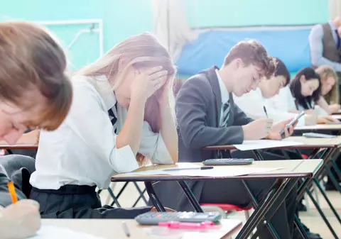 Este sau nu fraudă deținerea telefonului în timpul examenului de bacalaureat. Ordinul de ministru, abordat radical diferit de instanțele de judecată