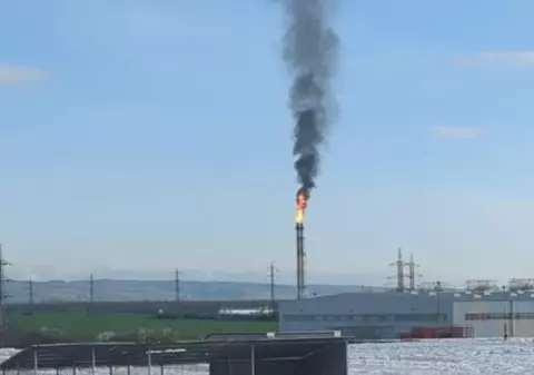 Faclă uriașă produsă la rafinăria Petrotel Lukoil, în urma unei „căderi totale de tensiune”