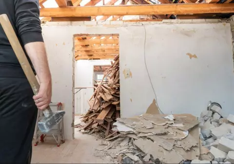 Un francez care n-a putut să dea afară o familie de români și-a distrus casa cu propriile mâini, ca să scape de ei